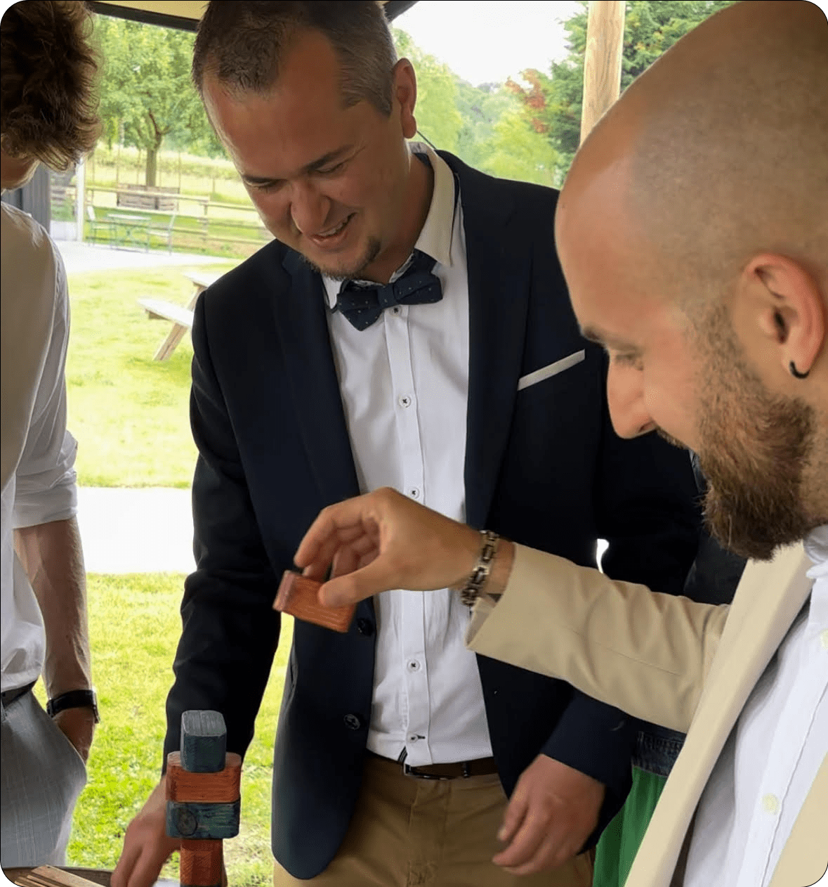 Invités jouant à un jeu en bois lors d'un mariage fourni par Extra EVENTS.