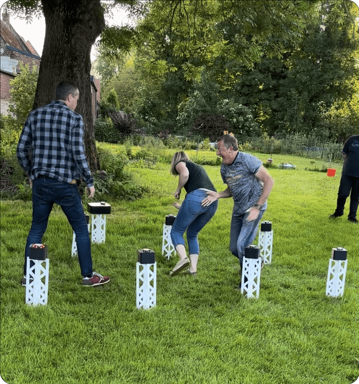 Participants s'amusant avec le jeu sportif BuzzRush en plein air fourni par Extra EVENTS.