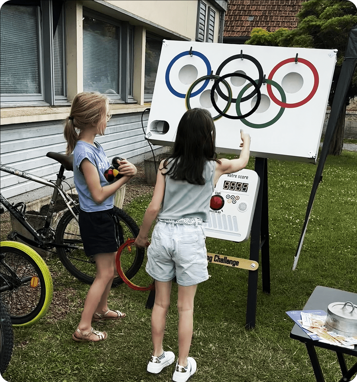 Olympic Ring Challenge, un jeu d’adresse où les joueurs lancent des balles dans des anneaux pour marquer des points.