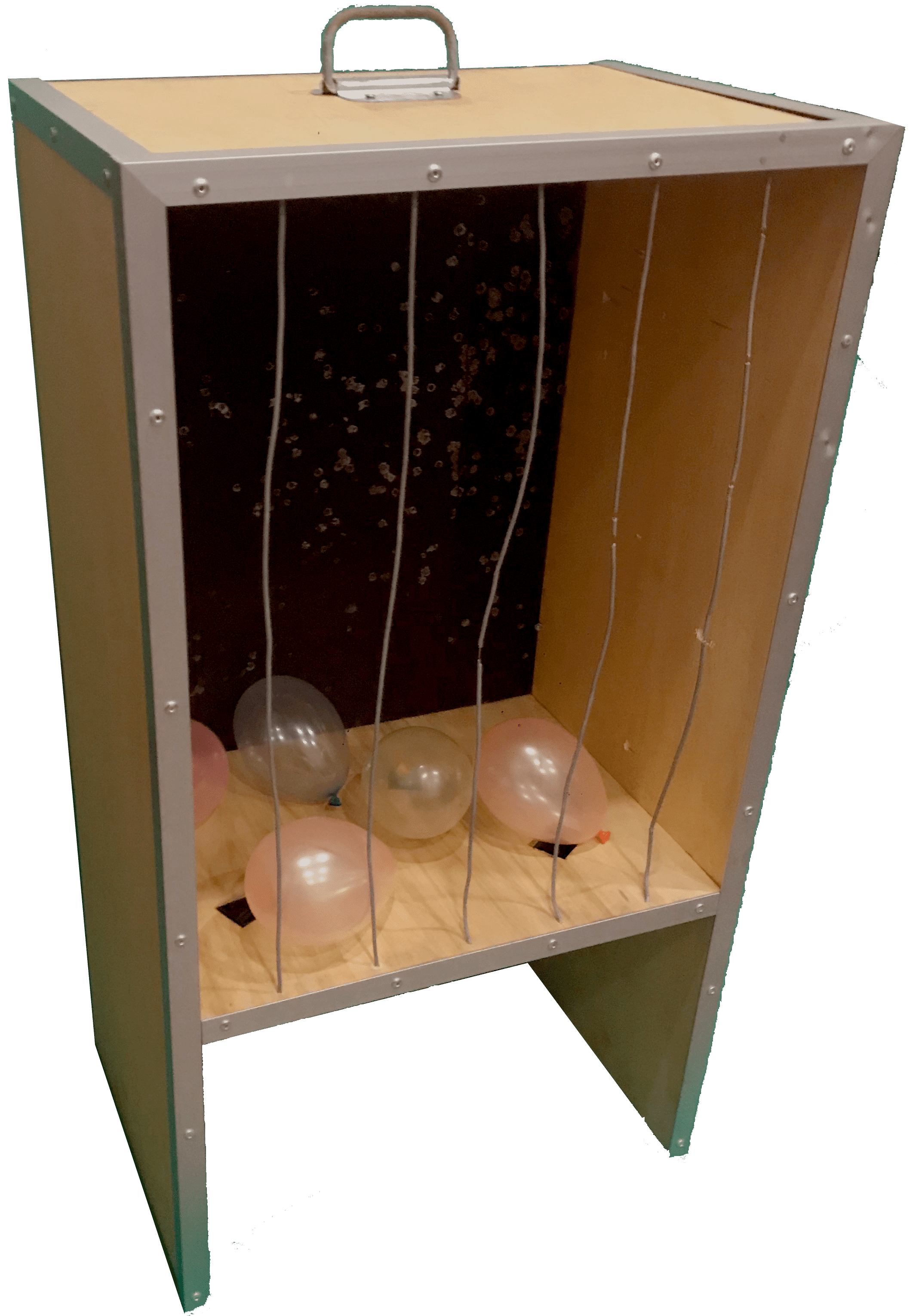 Tir aux Ballons, un jeu d’adresse où les participants utilisent des carabines et pistolets à plomb pour viser des ballons en mouvement grâce à des ventilateurs.