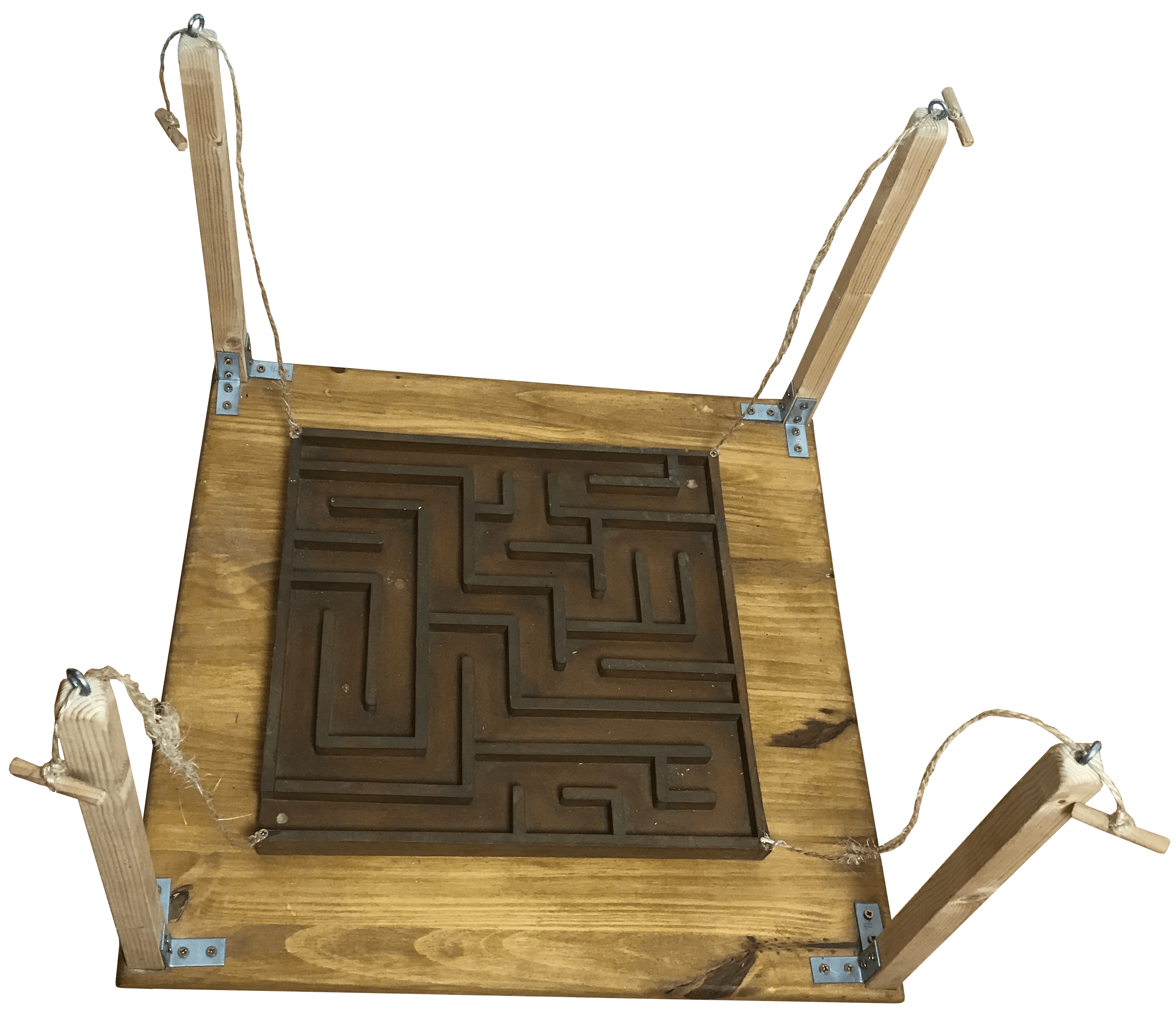 Le Labyrinthe, un jeu en bois où les participants inclinent un plateau pour guider une bille à travers des obstacles.