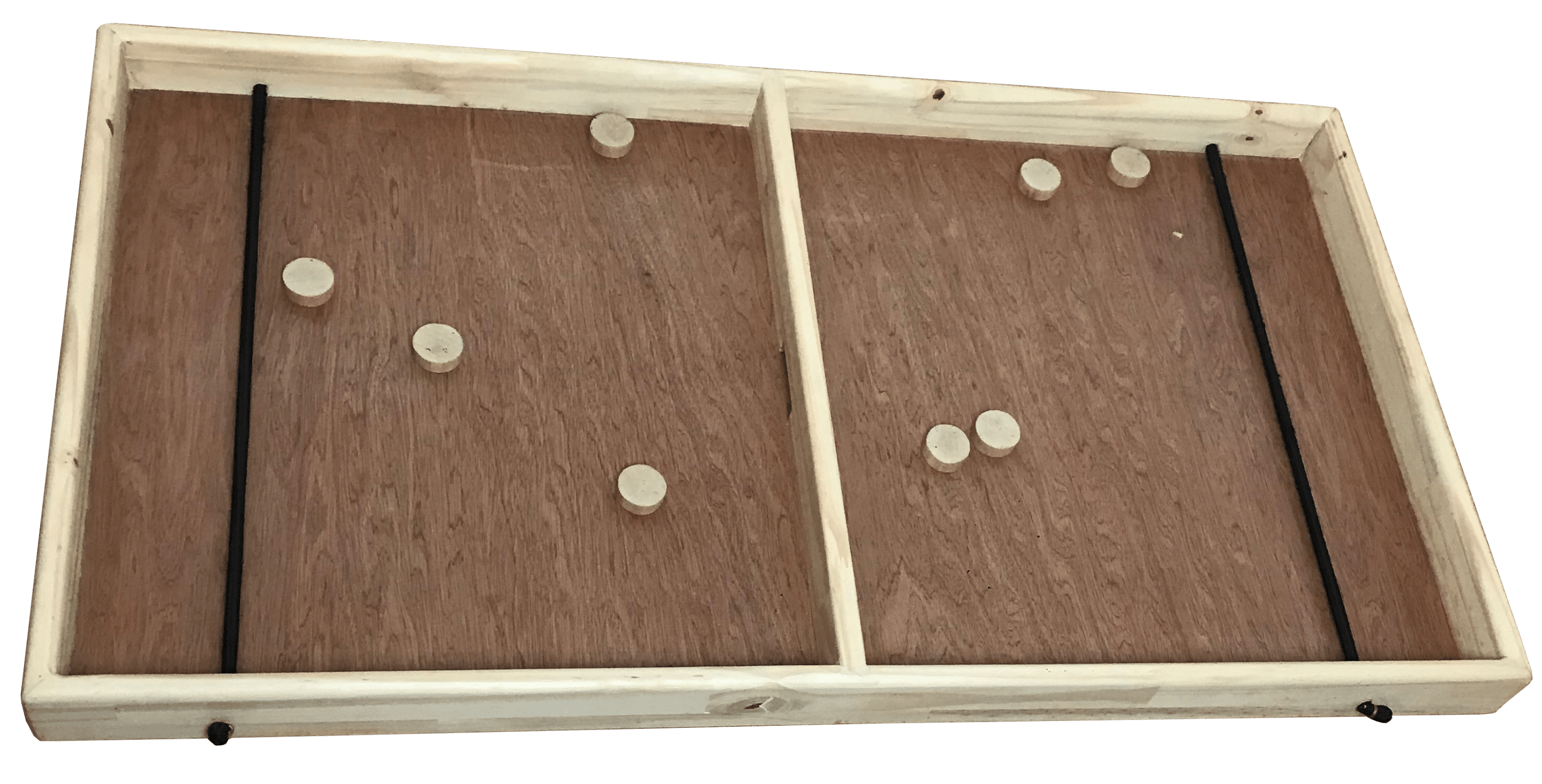 Le Passe Trappe, un jeu en bois où deux joueurs s’affrontent en envoyant des palets dans le camp adverse à l’aide d’un élastique.