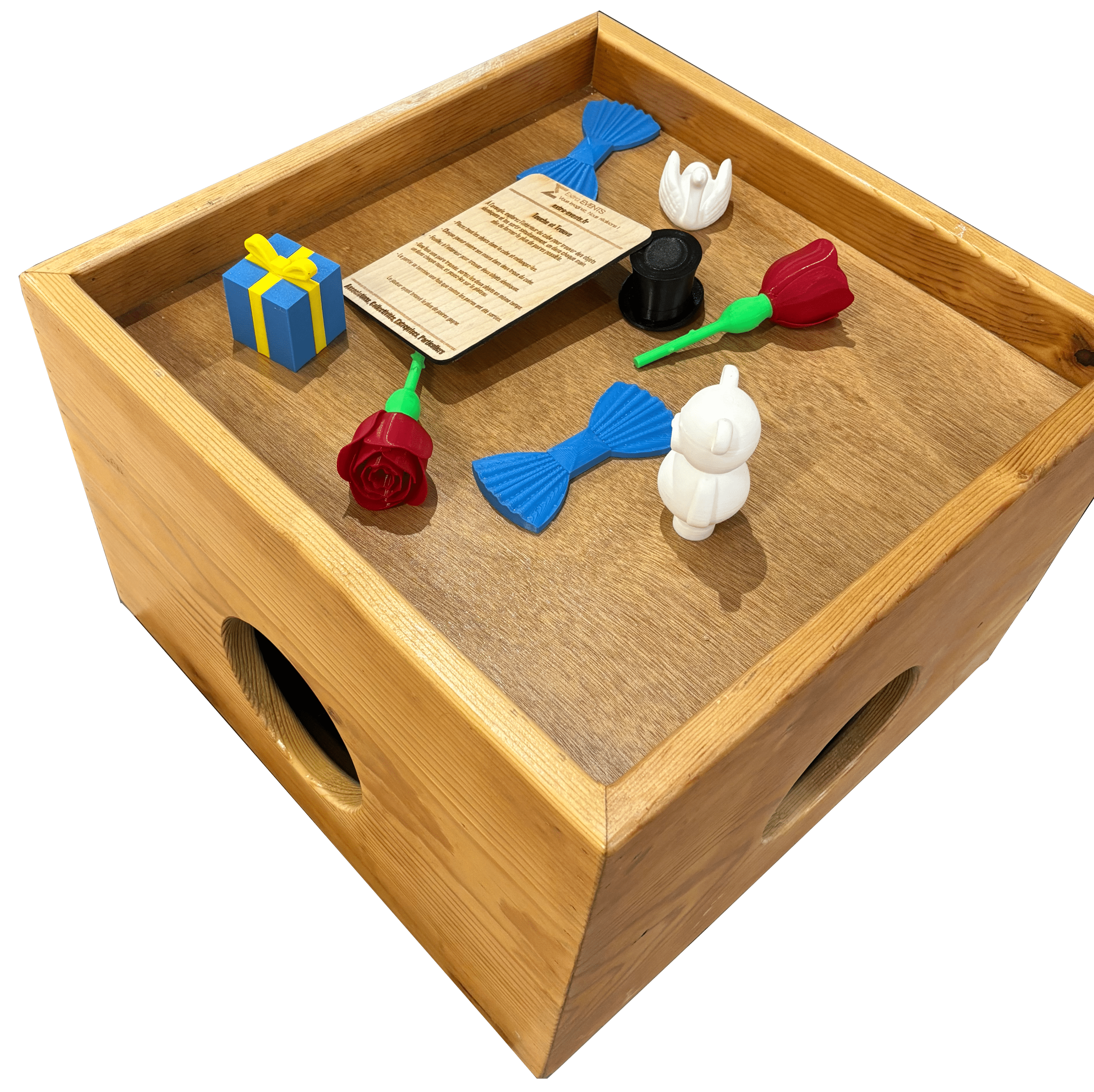 Touche & Trouve, un jeu sensoriel où les participants cherchent des paires d’objets cachés en utilisant uniquement le toucher.