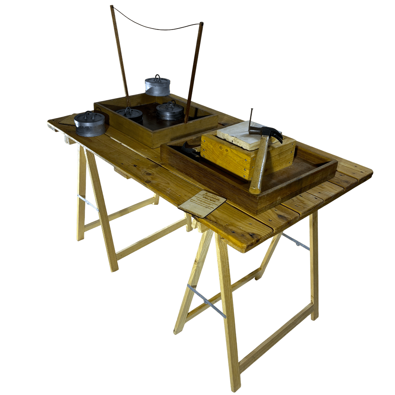 Table rustique en bois avec les jeux "Les Poids" et "Les Marteaux" inspirés de Fort Boyard.