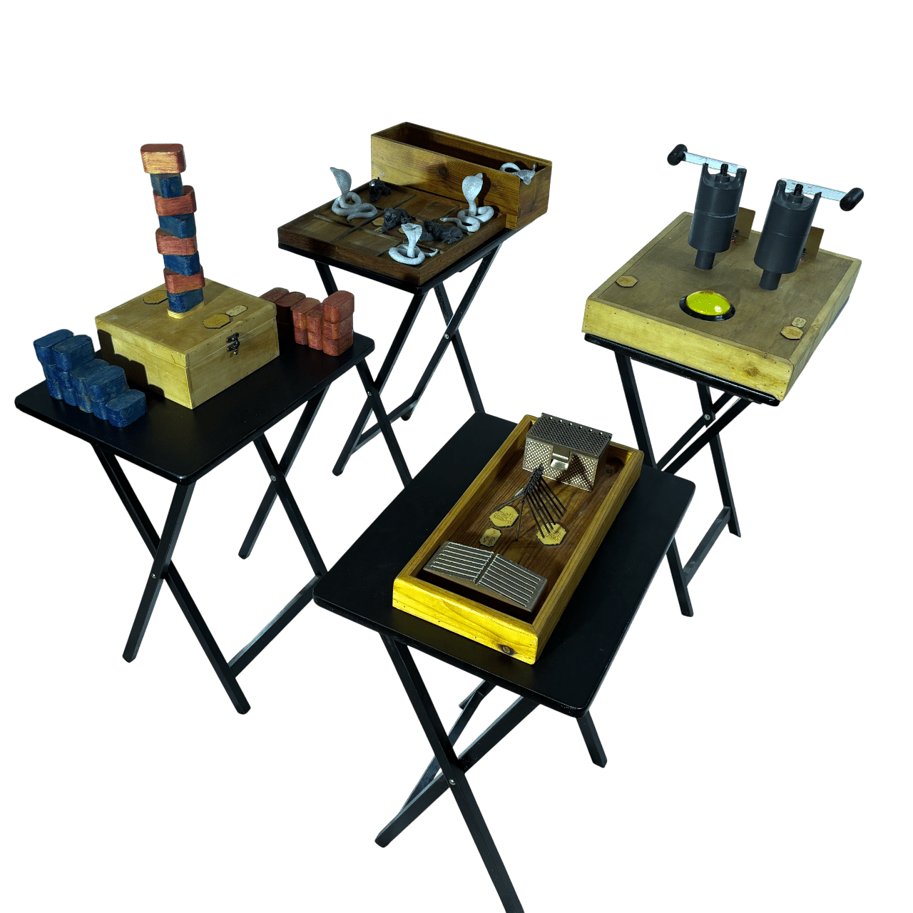 Quatre petites tables pliantes avec les jeux "L’Empilage", "Le Morpion", "Les Compteurs", et "Les Clous en équilibre", idéaux pour des duels captivants.