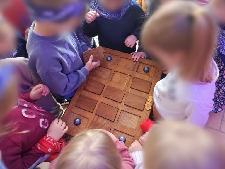 Jeu de plateau en équipe, visages floutés